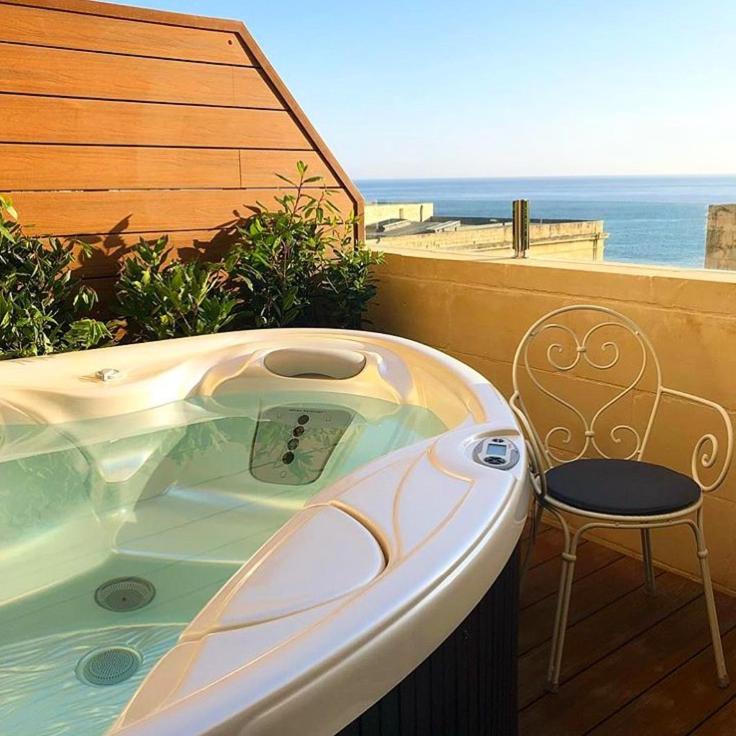 Suite with Hot Tub image 2