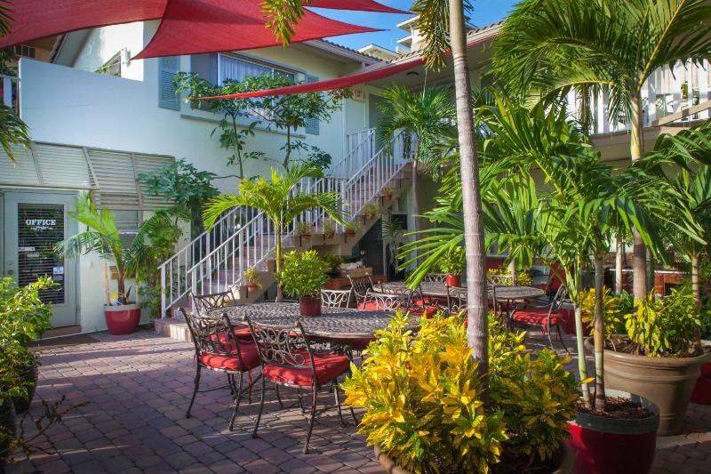 The Big Coconut Guesthouse - Gay Men's Resort - image 40