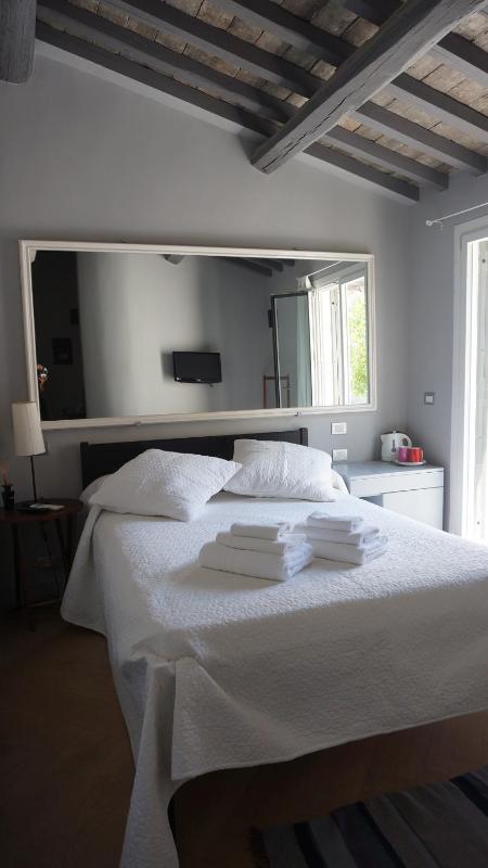 Deluxe Double Room with Balcony image 4