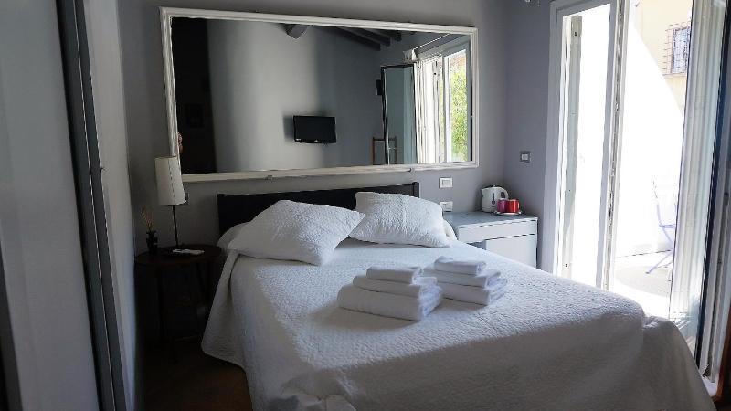 Deluxe Double Room with Balcony image 3