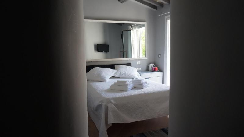 Deluxe Double Room with Balcony image 2