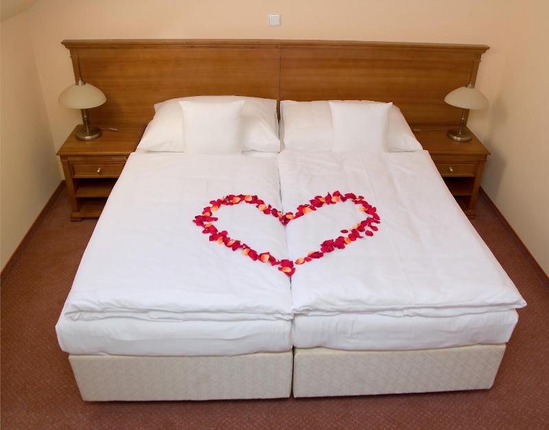 Luxury Junior Suite with Spa Bath image 2