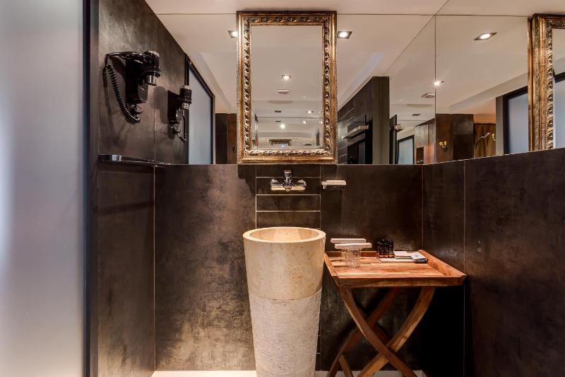 King Suite with Balcony image 4