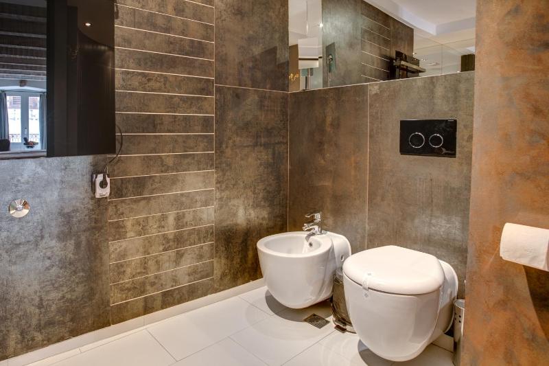 King Suite with Balcony image 3