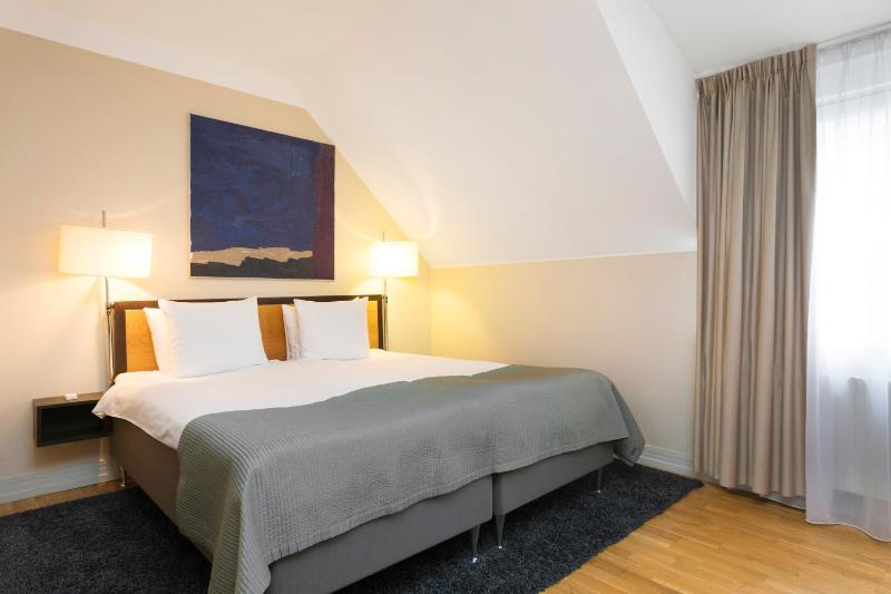 Standard Queen Room image 3