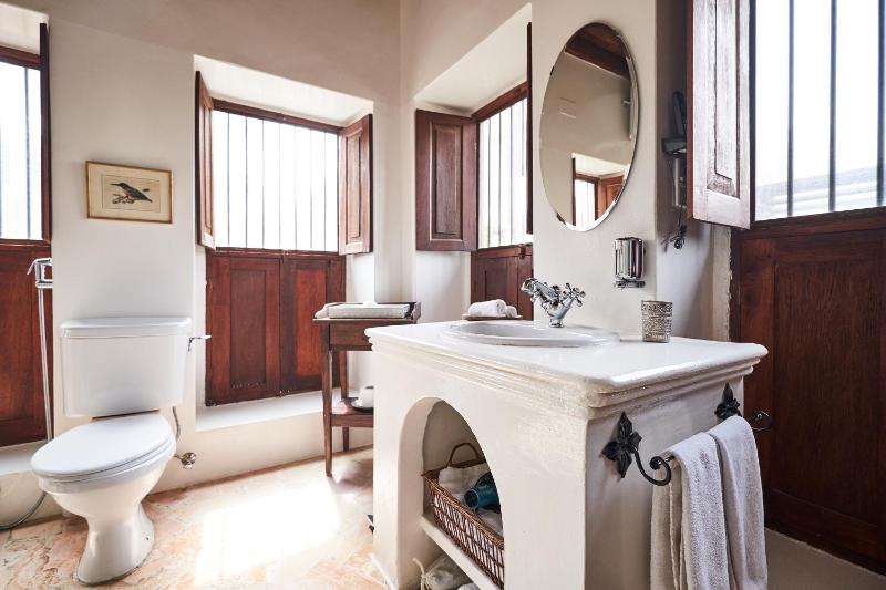 Superior Double Room - Non-Smoking image 4