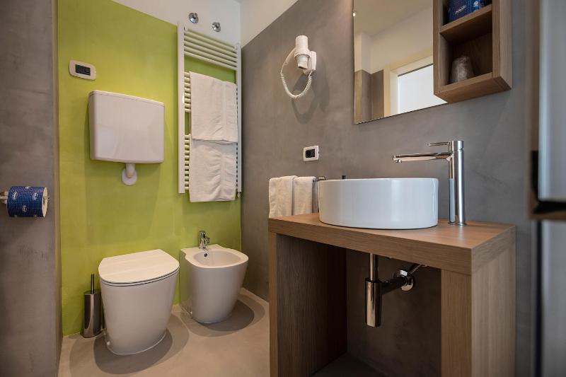 Double Room with Lake View image 4