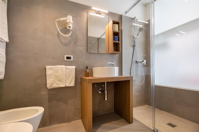 Double Room with Lake View image 3