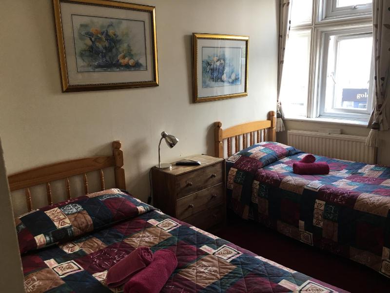 Twin Room with Private Bathroom image 2