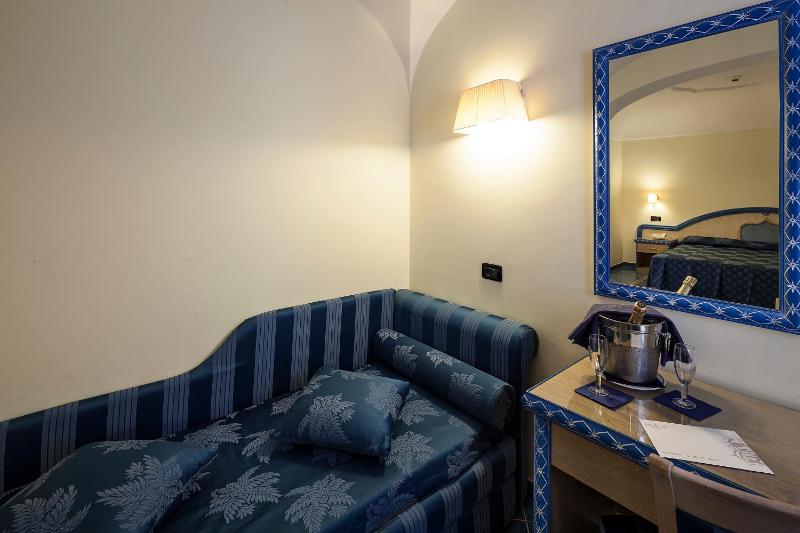Classic Triple Room image 4