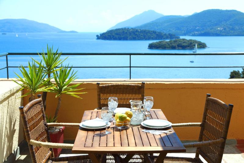 One-Bedroom Apartment (4 Adults) with Sea View image 3