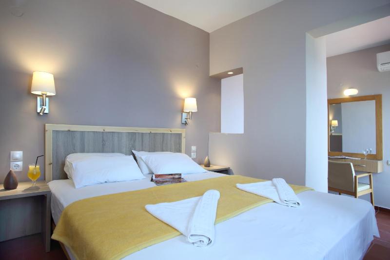 One-Bedroom Apartment (4 Adults) with Sea View image 4