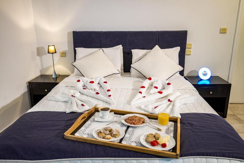 Honeymoon Suite with heated Plunge Pool and Caldera View image 4