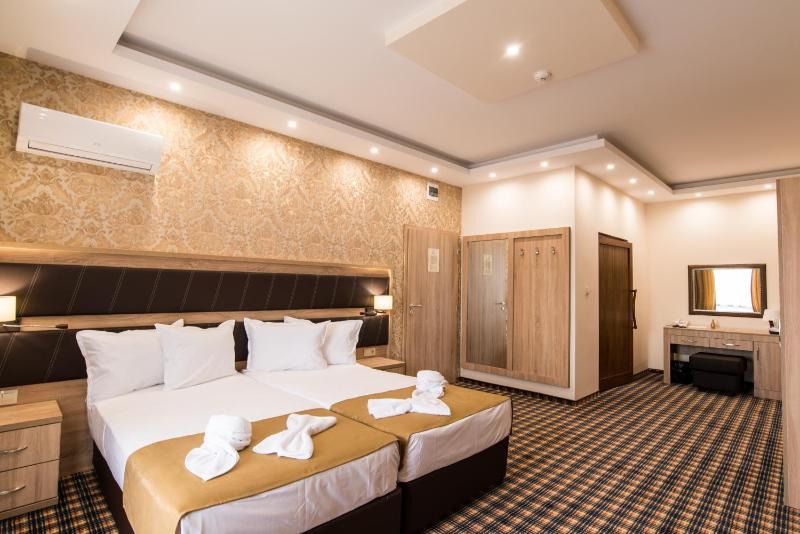 Triple Room with Pool View image 3