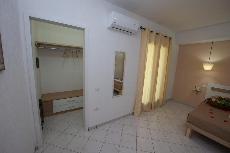 Triple Room with Sea View image 2