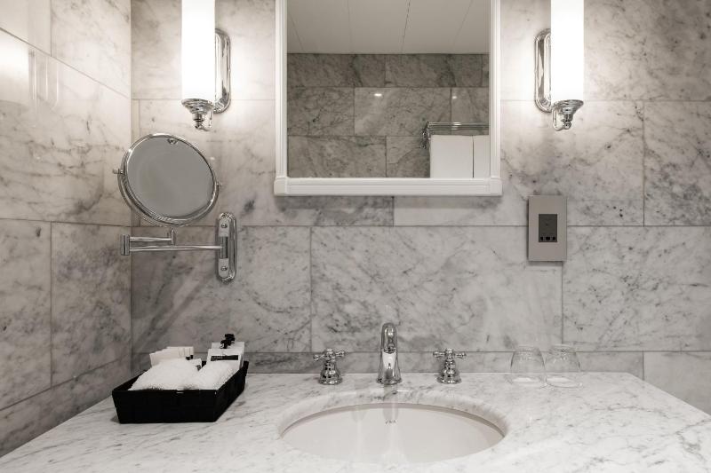 Two Bedroom Deluxe SUite image 2