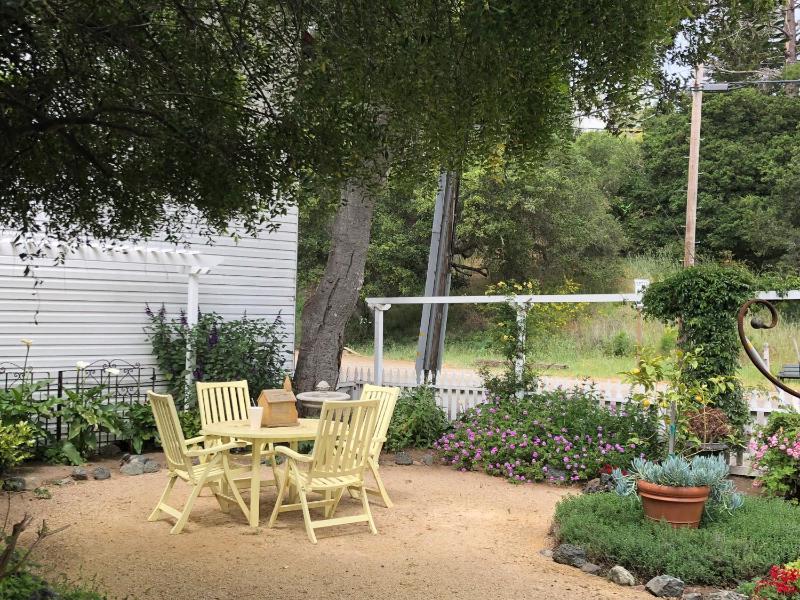 Queen Room with Garden View image 2