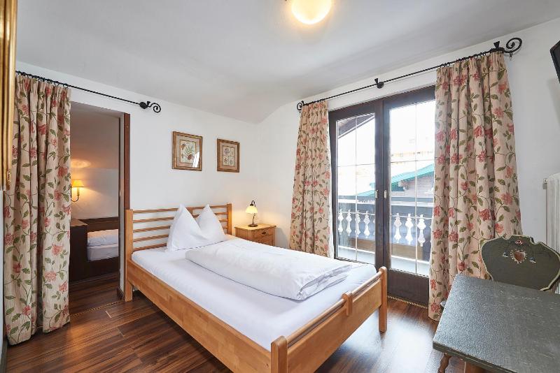Triple Room with Balcony image 1