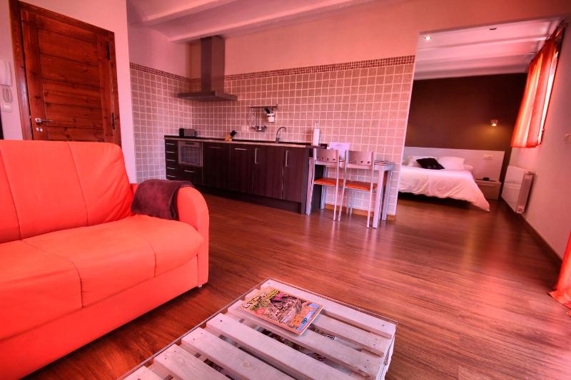 Apartment with Hot Tub (2 Adults) image 4