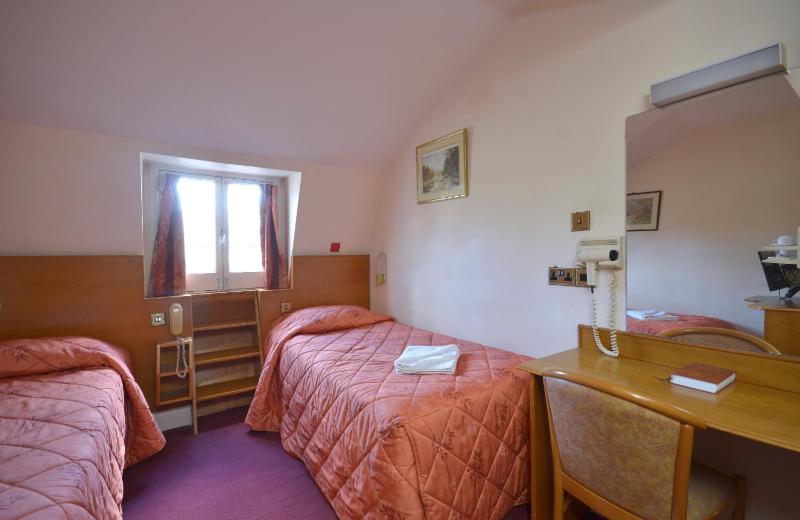 Twin Room image 4