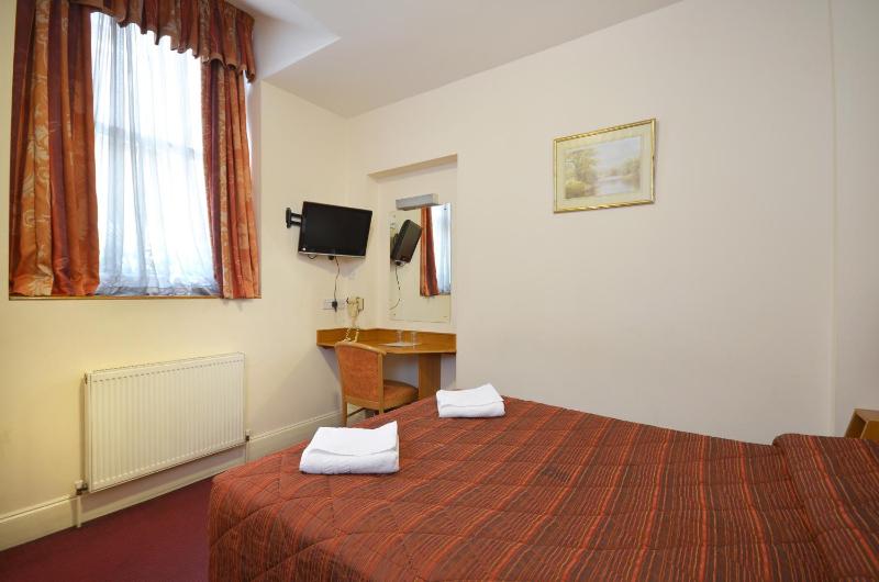 Double or Twin Room image 3