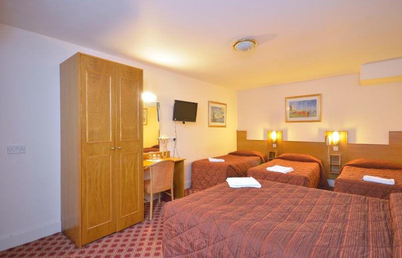 Quadruple Room image 3