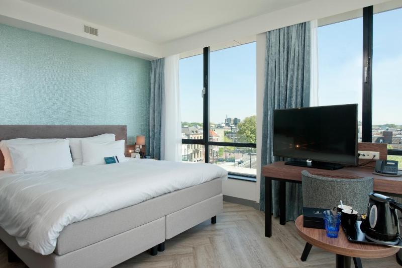 Velvet Wellness King Room with City Spa Access image 2