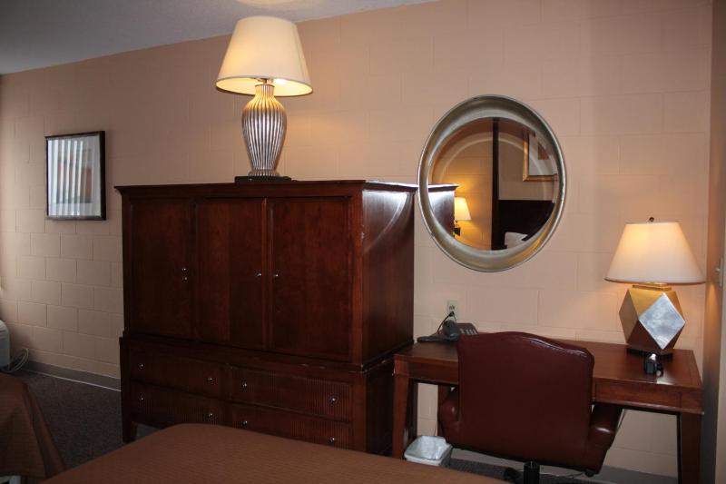 Queen Room with Two Queen Beds - Non-Smoking image 3