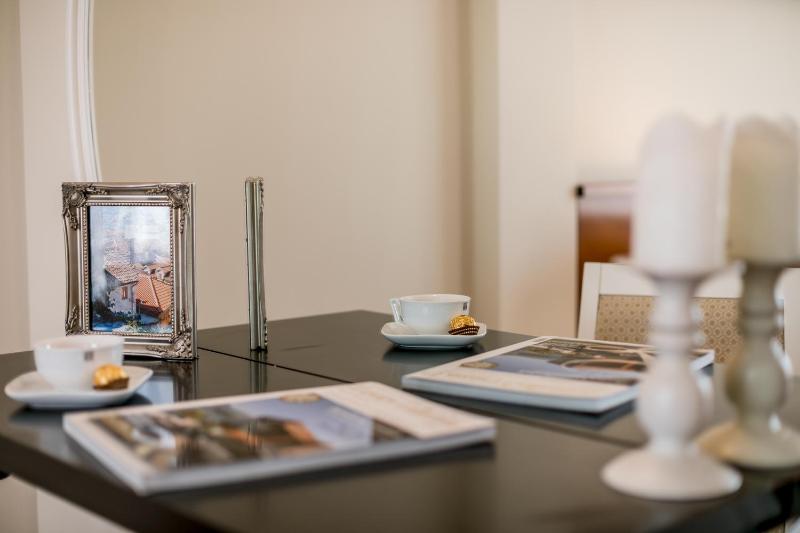 Deluxe Double Room with Side Sea View image 3