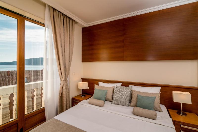 Deluxe Double Room with Sea View image 4
