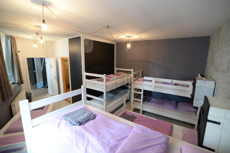 Bed in 8-Bed Mixed Dormitory Room image 3