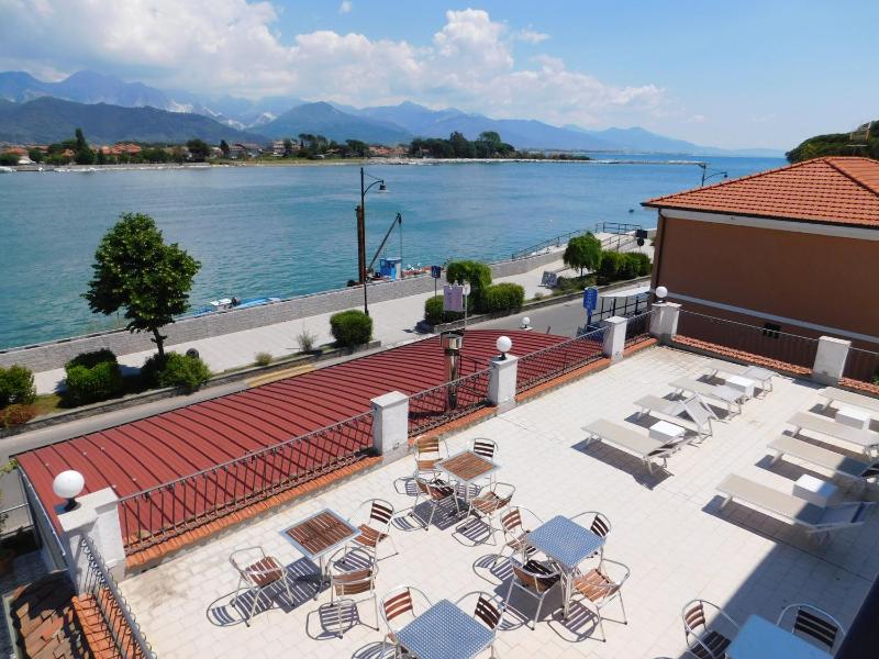 Double Room with Balcony and Sea View image 1