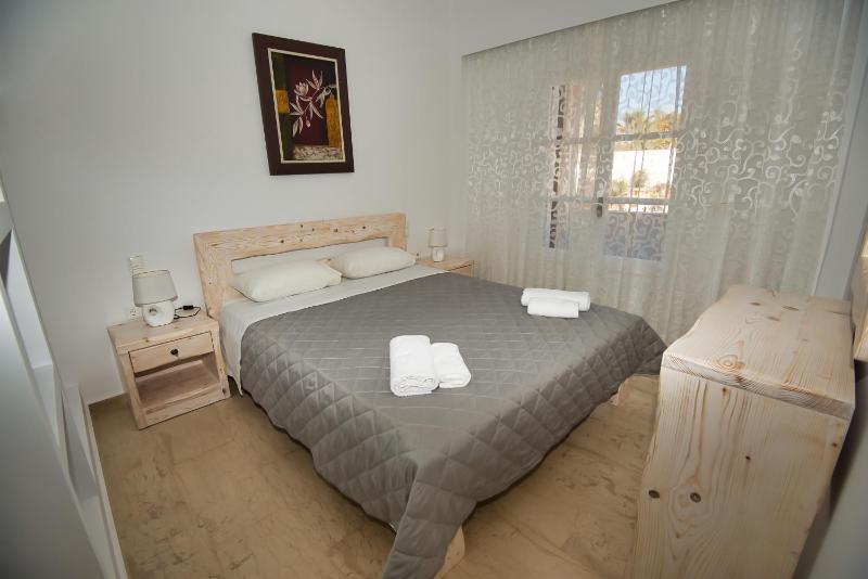 Superior One-Bedroom image 4