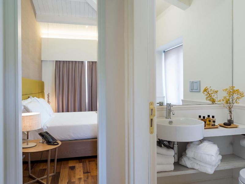 Standard Double Room image 3
