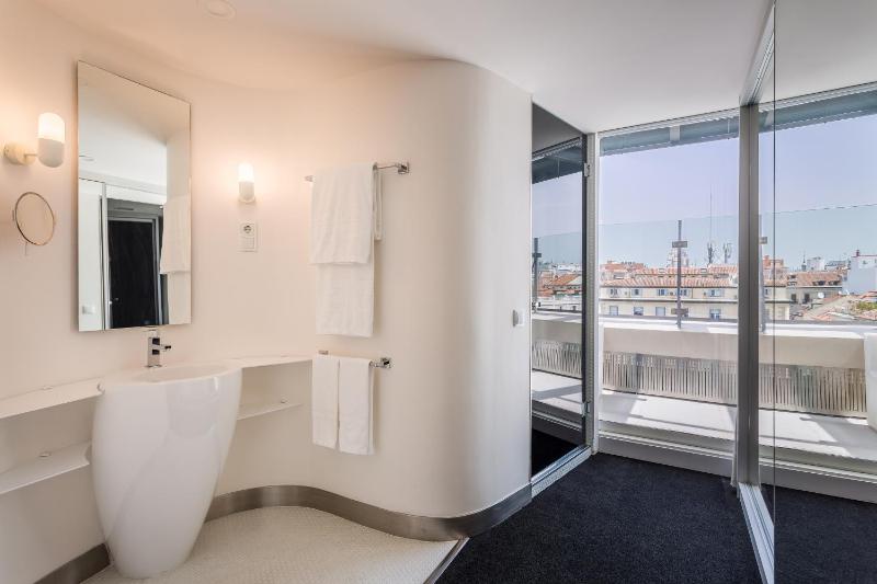 Deluxe Suite image 3