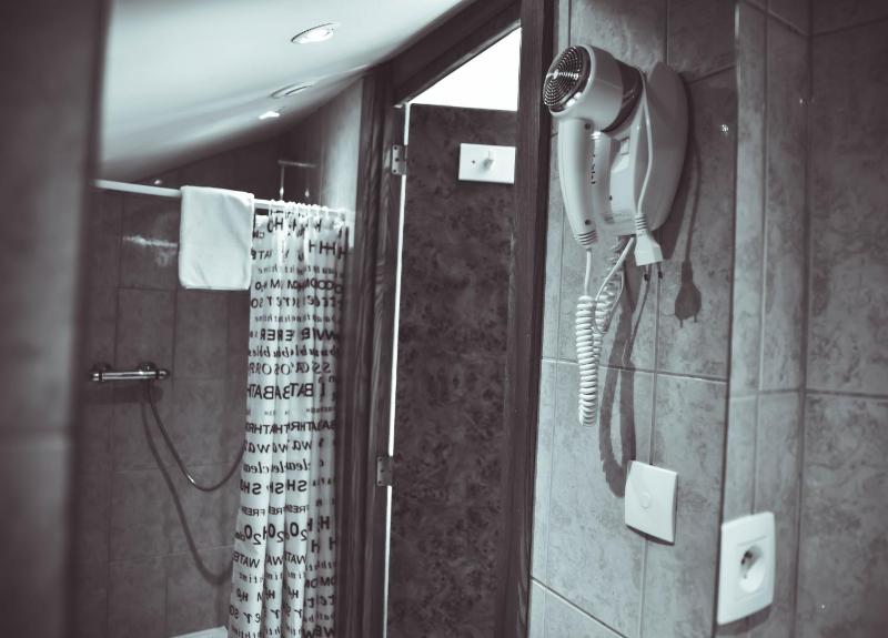 Economy Double Room image 3