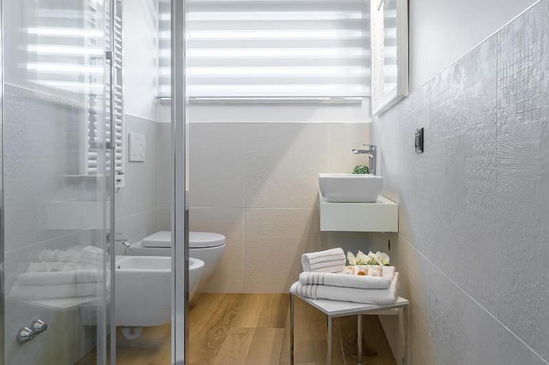 Deluxe Double Room with Sea View and Jacuzzi image 2