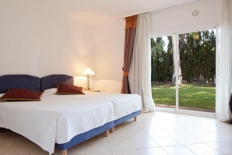 Xtra 3 Bedrooms Beach House with Garden image 3