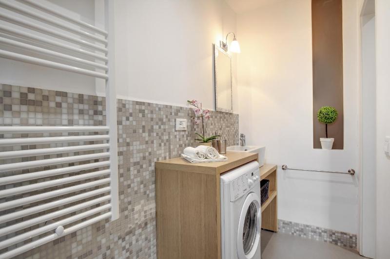 One-Bedroom Apartment image 2