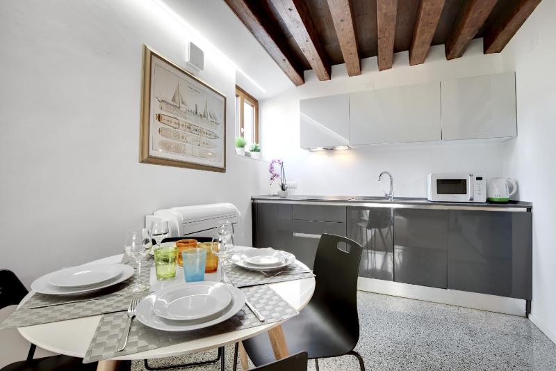 One-Bedroom Apartment image 4