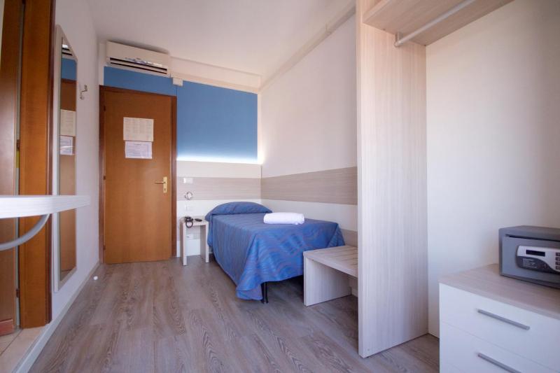 Single Room image 4