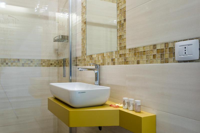 Double Room with Balcony and Sea View image 4