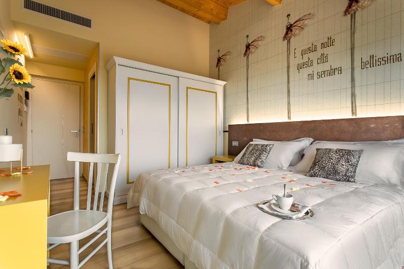 Double Room with Balcony and Sea View image 3