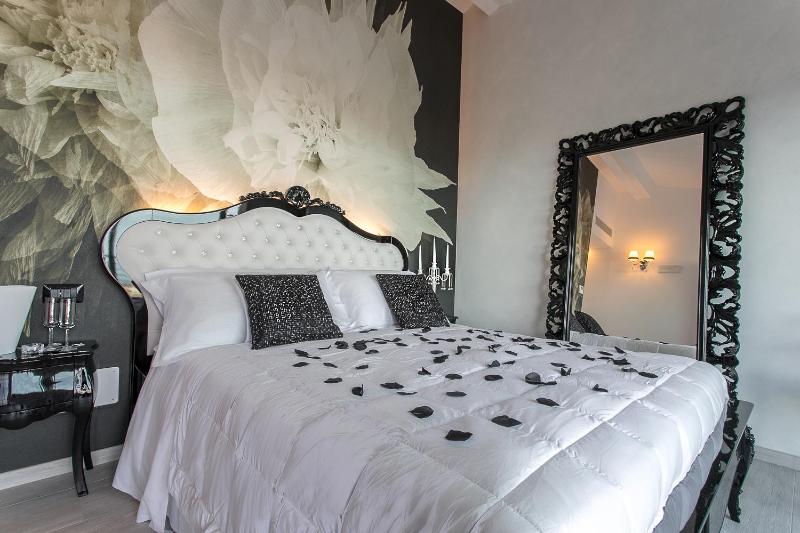 Suite with sea view and Jacuzzi image 3