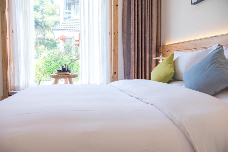 Affordable Queen Room  image 2