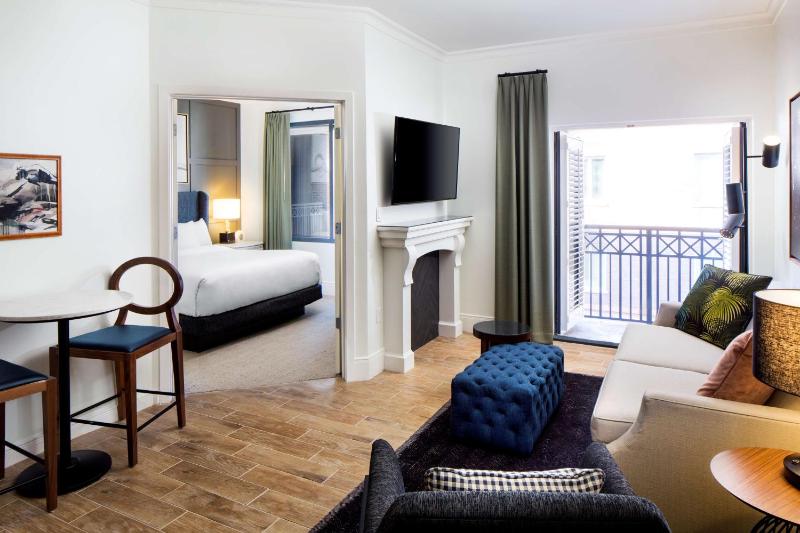 Deluxe Suite image 4