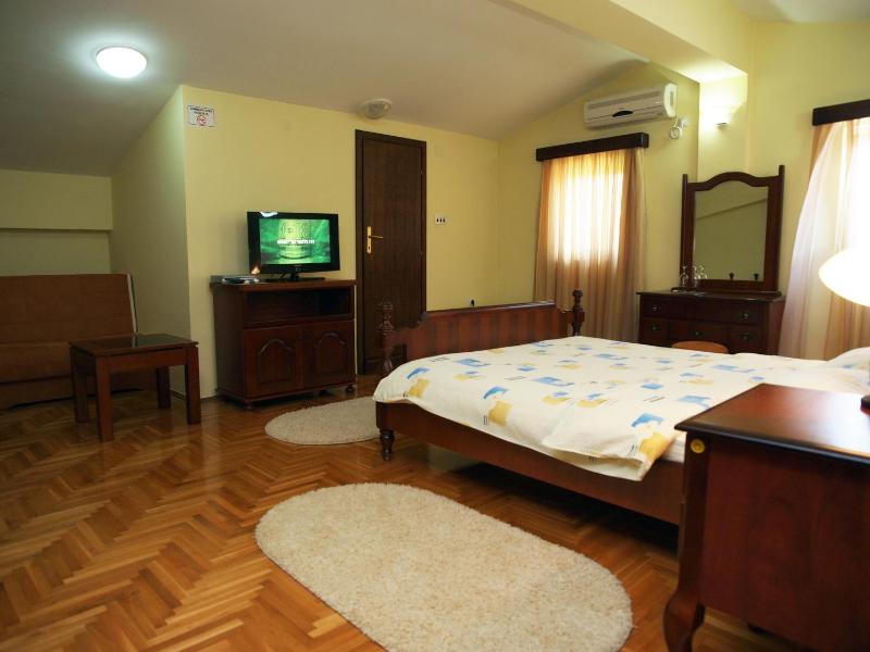 Twin Room image 3