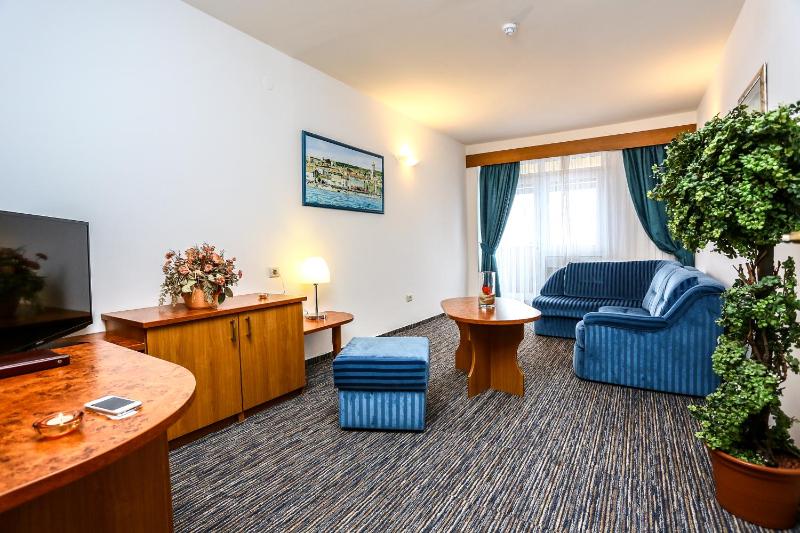 Suite with Balcony and Sea View image 4