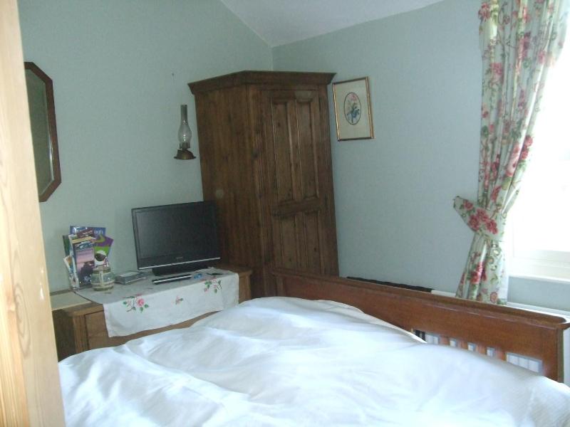 Twin Room with Private Bathroom image 3