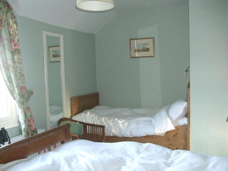 Twin Room with Private Bathroom image 4